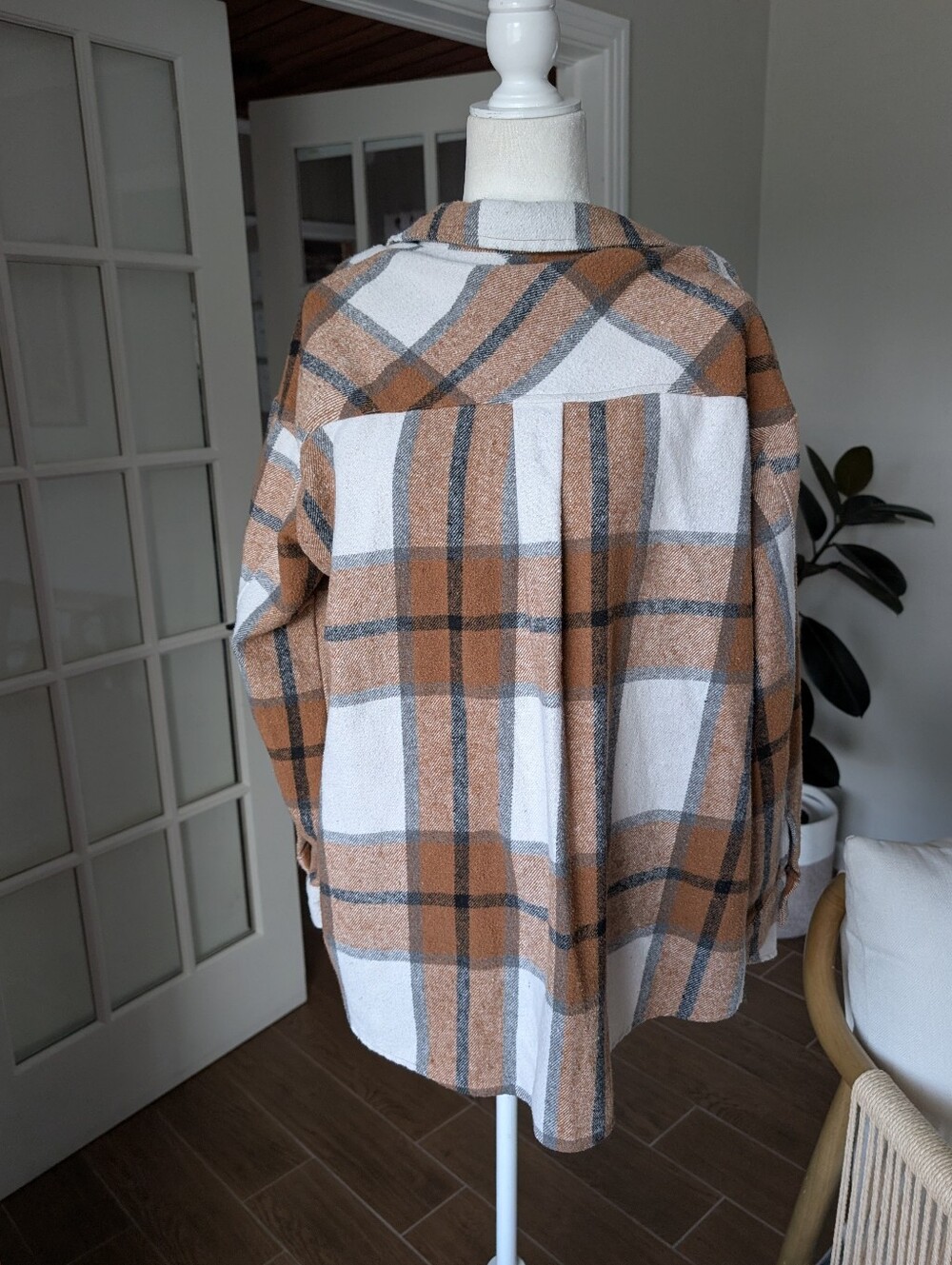 NWT Automet Women's Plaid Flannel Shirt Shacket Jacket - Tan & White Large - Picture 3 of 8